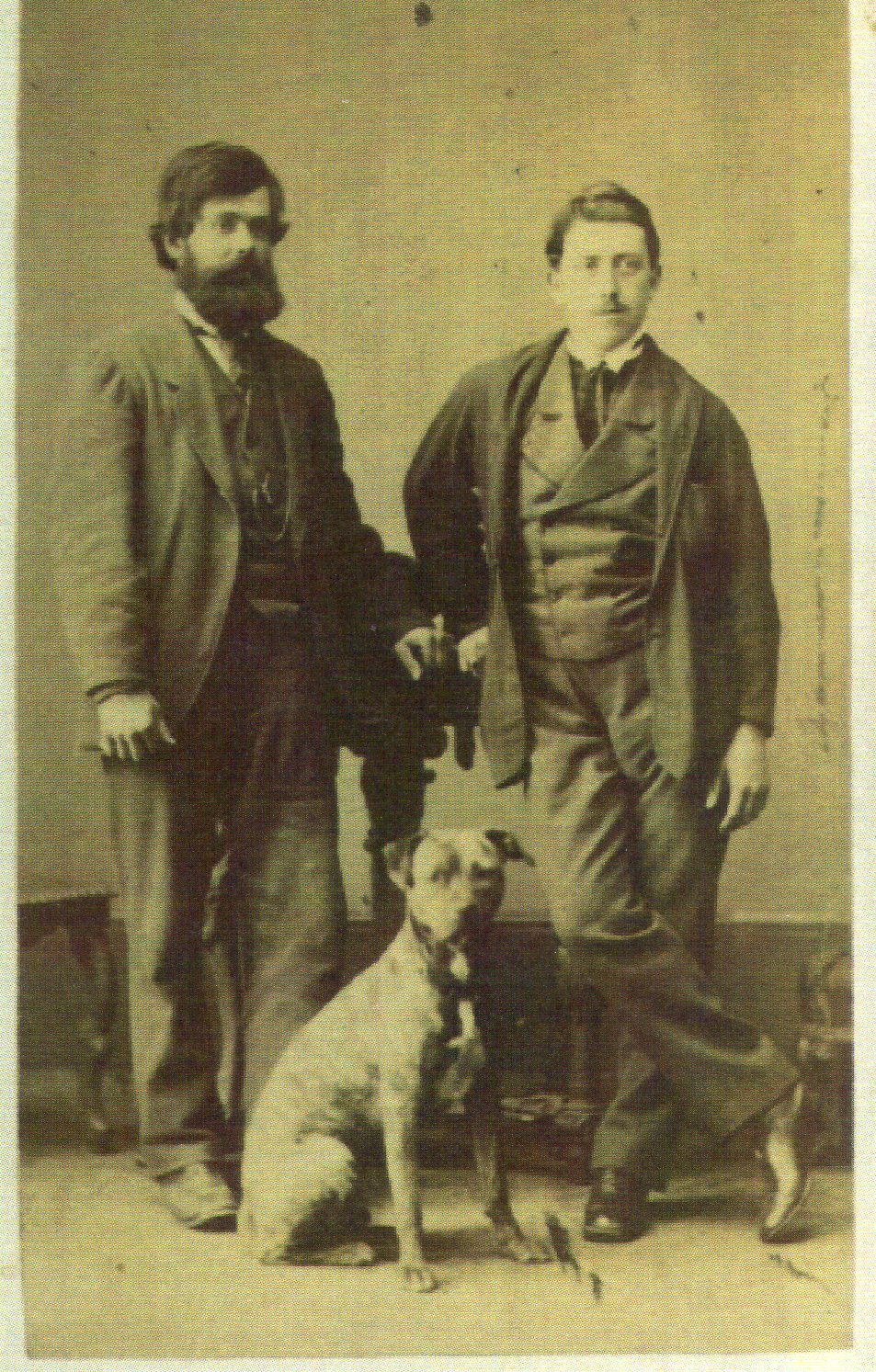 Nikola Primorac (lijevo), Edward Hayter (desno) i pas Boatswain, posjetnica na kartonu, srpanj 1871.,
