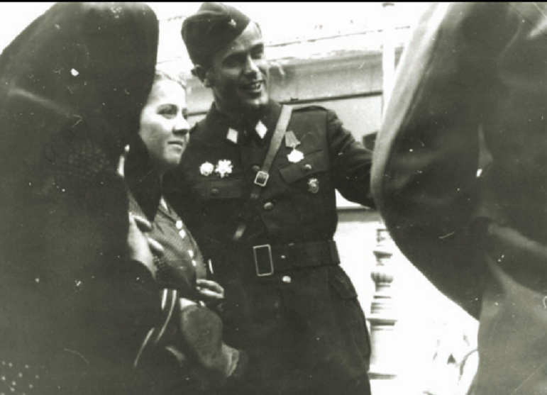 Vaso Jovanović, komandant Prve proleterske dvizije na ulici, u Zagrebu, neposredno poslije oslobođenja grada, svibnja 1945. godine