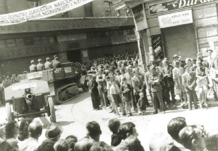 Vojna parada partizanskih jedinica u oslobođenom Zagrebu, svibanj 1945. godine na uglu Draškovićeve i Jurišićeve ulice