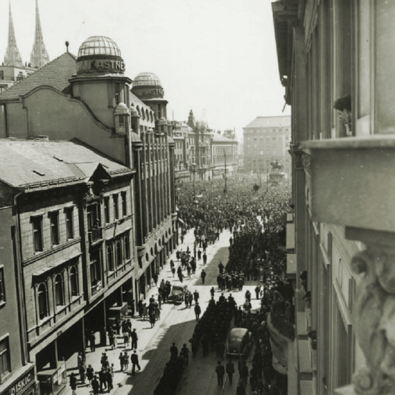 Fotografija 11. svibnja 1945. godine: Dolazak građana i vojske na Glavni gradski trg gdje će se održati veliki miting oslobođenja grada i zemlje
