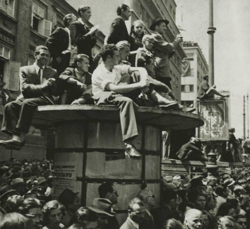 Miting oslobođenja grada i zemlje 11. svibnja. Na prvom mitingu u oslobođenom gradu okupilo se nekoliko desetaka tisuća građana