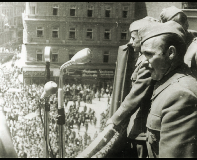 Većeslav Holjevac i Koča Popović na mitingu na Trgu bana Josipa Jelačićevom trgu u oslobođenom Zagrebu, 11. svibnja 1945. godine