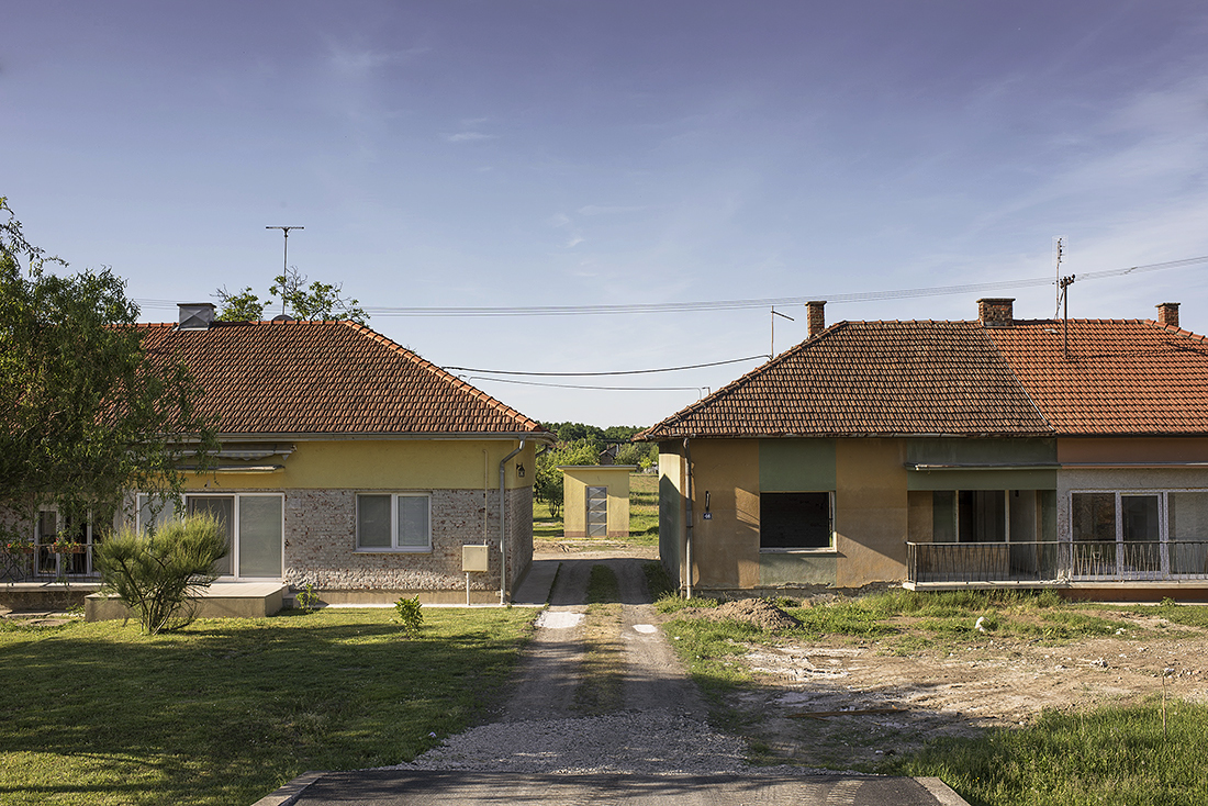 Pročelja svih kuća imaju liniju koju je isrctala voda