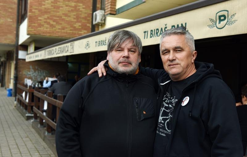 17.11.2015., Zagreb - Sinisa Svec novinar i voditelj ispred restorana Tvornica pljeskavica TPK. s vlasnikom restorana Pavlom Podolskim. Photo: Davor Visnjic/PIXSELL