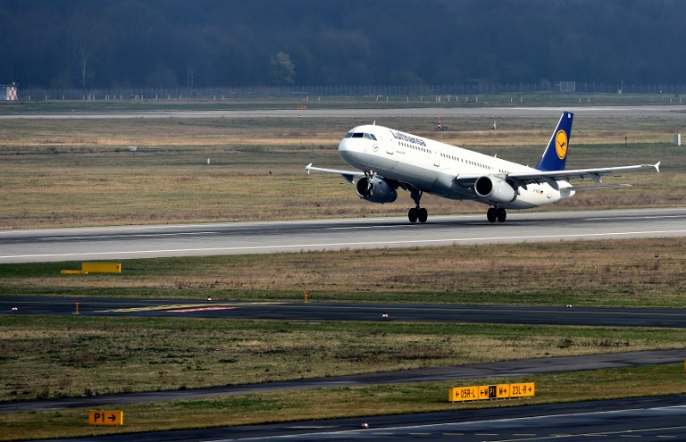 An Airbus plane of German airline Lufthansa carrying onboard relatives of the Germanwings plane crash victims takes off from the Duesseldorf airport on March 26, 2015 in Duesseldorf, western Germany, en route to Marseille. Lufthansa is taking relatives of the plane crash victims to the site where the Airbus A320 of its Germanwings subsidiary crashed in Southern France en route from Barcelona to Duesseldorf on March 24, 2015, killing all 150 people on board. AFP PHOTO / PATRIK STOLLARZ / AFP / PATRIK STOLLARZ