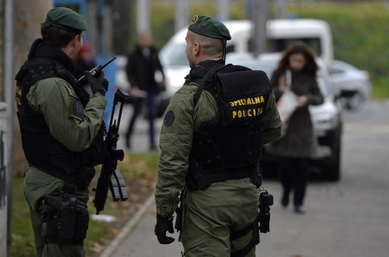 25.11.2015., Zagreb - Policijsko osiguranje oko hotela Westin zbog dolaska kolone s americkim potpredsjednikom Joeom Bidenom koji je u Hrvatsku stigao na summit Brdo-Brijuni. Americki potpredsjednik Biden trebao bi tijekom posjeta Zagrebu biti smjesten u hotelu Westin. Photo: Marko Lukunic/PIXSELL