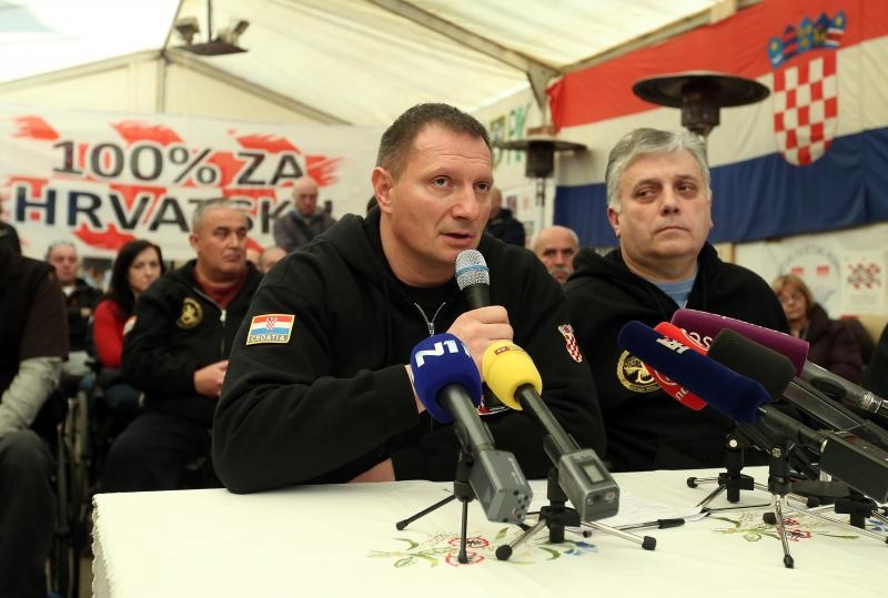 28.01.2016., Zagreb - U braniteljskom satoru na Trgu Nevenke Topalusic javnosti su se obratili Josip Klemm i Djuro Glogoski te su objavili svoje stavove o novoizabranom ministru branitelja Miji Crnoji i nedavnom prosvjedu zbog privremenog oduzimanja koncesije tv postaji Z1. Photo: Robert Anic/PIXSELL