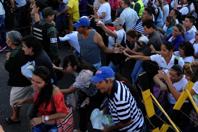 Venezuelans cross from San Antonio del Tachira, Venezuela to Cucuta, Colombia on July 10, 2016. Thousands of Venezuelans crossed Sunday the border with Colombia to take advantage of its 12-hour opening after it was closed by the Venezuelan government 11 months ago. Venezuelans rushed to Cucuta to buy food and medicines which are scarce in their country. / AFP PHOTO / GEORGE CASTELLANOS