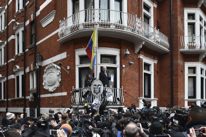 (FILES) This file photo taken on February 05, 2016 shows WikiLeaks founder Julian Assange addressing the media holding a printed report of the judgement of the UN's Working Group on Arbitrary Detention on his case from the balcony of the Ecuadorian embassy in central London on February 5, 2016. The Ecuadorian government on August 23, 2016 criticised British authorities after security intercepted an intruder trying to enter its London embassy, where WikiLeaks founder Julian Assange has been sheltering since 2012. / AFP PHOTO / BEN STANSALL