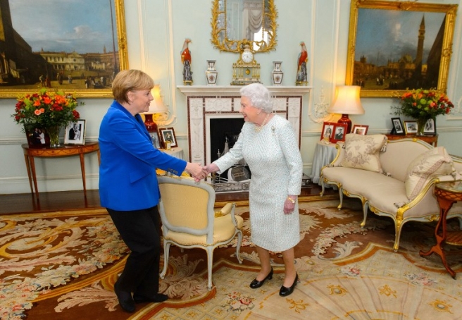 Britain's Queen Elizabeth II (R) meets German Chancellor Angela Merkel (L) at Buckingham Palace, in central London on February 27, 2014. German Chancellor Angela Merkel urged Britain Thursday to stay in the EU but played down David Cameron's hopes that her visit to London would bring major reforms. The British premier rolled out the red carpet in his bid to woo fellow conservative Merkel, who gave a speech to both houses of Parliament and was due to have tea with the queen. AFP PHOTO/POOL/DOMINIC LIPINSKI / AFP PHOTO / POOL / Dominic Lipinski
