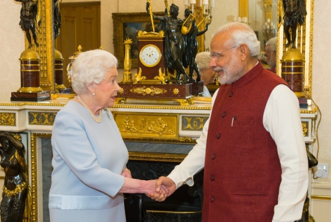 Britain's Queen Elizabeth II (L) meets India's Prime Minister Narendra Modi at Buckingham Palace in central London on November 13, 2015. Trade deals worth £9 billion (12.7 billion euros, $13.7 billion) will be announced during Indian Prime Minister Narendra Modi's visit to Britain, David Cameron said Thursday, as Modi indicated he wanted the UK to stay in the EU. AFP PHOTO / DOMINIC LIPINSKI/POOL / AFP PHOTO / POOL / Dominic Lipinski