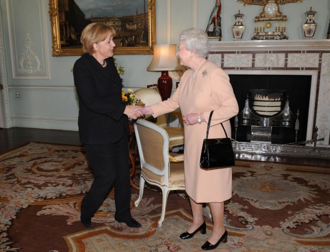 Britain's Queen Elizabeth II (R) meets German Chancellor Angela Merkel at Buckingham Palace in London, on October 30, 2008. German Chancellor Angela Merkel will hold talks dominated by the global financial crisis with Prime Minister Gordon Brown. AFP PHOTO/Anthony Devlin/ POOL / AFP PHOTO / POOL / Anthony Devlin