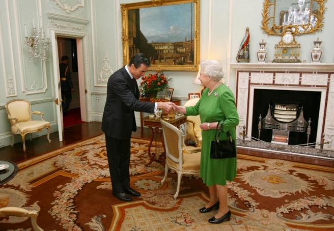Britain's Queen Elizabeth II (R) meets NATO Secretary-General Anders Fogh Rasmussen at Buckingham Palace, in central London, on November 12, 2009. NATO-led forces in Afghanistan could begin handing over some districts to Afghan security from next year, NATO chief Anders Fogh Rasmussen said Thursday. Speaking after meeting British Prime Minister Gordon Brown -- who faces growing public criticism amid a mounting troop death toll -- Rasmussen voiced support for top US general Stanley McChrystal's call for a troop surge. AFP PHOTO/Johnny Green/POOL / AFP PHOTO / POOL / JOHNNY GREEN