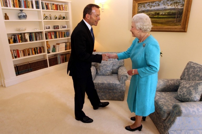 Britain's Queen Elizabeth II meets Australian opposition leader Tony Abbott (L) at Government House in Canberra as part of her 10-day Australian tour on October 21, 2011. Britain's Queen Elizabeth II also met with Australia's Prime Minister Julia Gillard, as the ex-colony's former leader Paul Keating revealed how he once told the monarch the nation no longer needed her. AFP PHOTO / POOL / LYNDON MECHIELSEN / AFP PHOTO / POOL / Lyndon MECHIELSEN