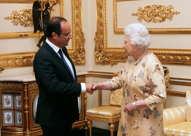 French President Francois Hollande (L) meets Britain's Queen Elizabeth II on July 10, 2012 during a meeting at the Windsor Castle, outside London, as part of his first official visit to Britain. AFP PHOTO / POOL / Steve Parsons / AFP PHOTO / POOL / Steve Parsons