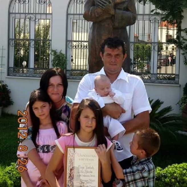 Matea s mamom Ivankom, tatom Antom, sestrom Petrom i braćom Mihaelom i Dujom