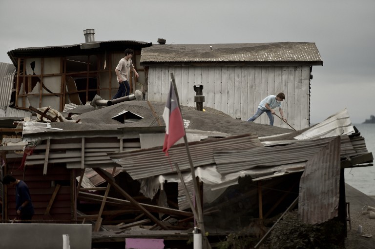 Krov ove zgrade propao je pod težinom pepela, foto AFP