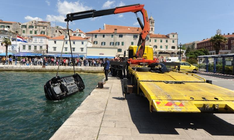 Vučna služba izvukla je automobil koji je jutros skliznuo u more s parkinga na mulu Krke u Šibeniku Hrvoje Jelavic/PIXSELL
