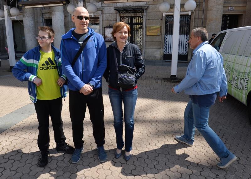 Na trgu bana Josipa Jelačića gradonačelnik Milan Bandić prošao je pored obitelji Švaljek te nije ni pozdravio svoju bivšu zamjenicu Sandru Švaljek (foto: Marko Lukunić/PIXSELL)