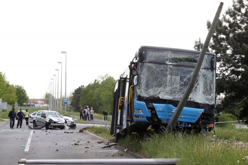 Suzuki je udario u bok autobusa, foto: Igor Kralj/PIXSELL