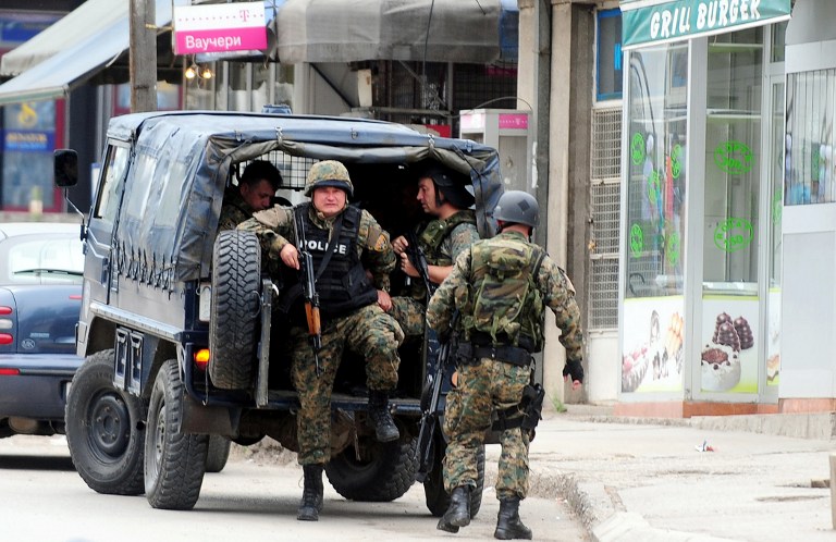 Makedonski grad Kumanovo poprište je žestokih sukoba između policije i zasad nepoznate naoružane skupine. Prema neslužbenim inormacijama ubijena su tri policajca, a 20 osoba je ranjeno.  ROBERT ATANASOVSKI/AFP PHOTO