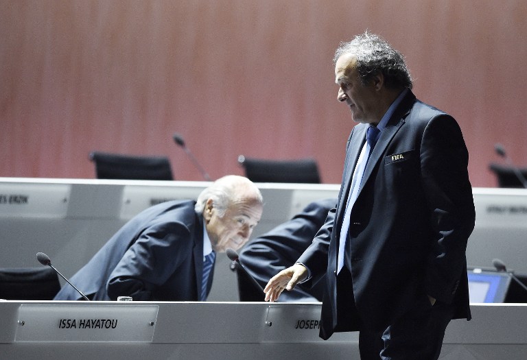 Michel Platini prolazi pored Seppa Blattera