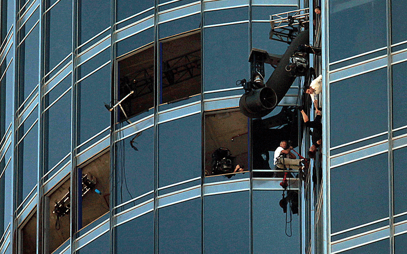 Tom Cruise visi kroz prozor Burj Khalife