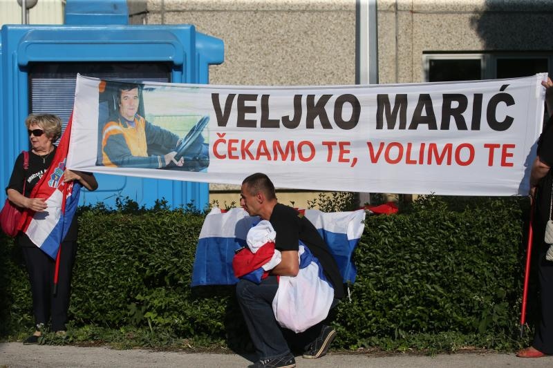 Ispred remetinečkog zatvora okupilo se desetak dragovoljaca Domovinskog rata, suboraca Veljka Marića; foto: Robert Anić/PIXSELL