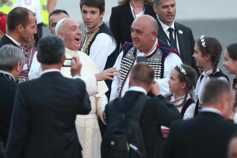 Papa Franjo odletio je u Rim nakon cjelodnevnog posjeta Sarajevu, a prije odlaska na aerodromu se našalio s prisutnim građanima. 
