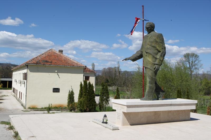 autor: ivan kujundžić visina: 3 metra