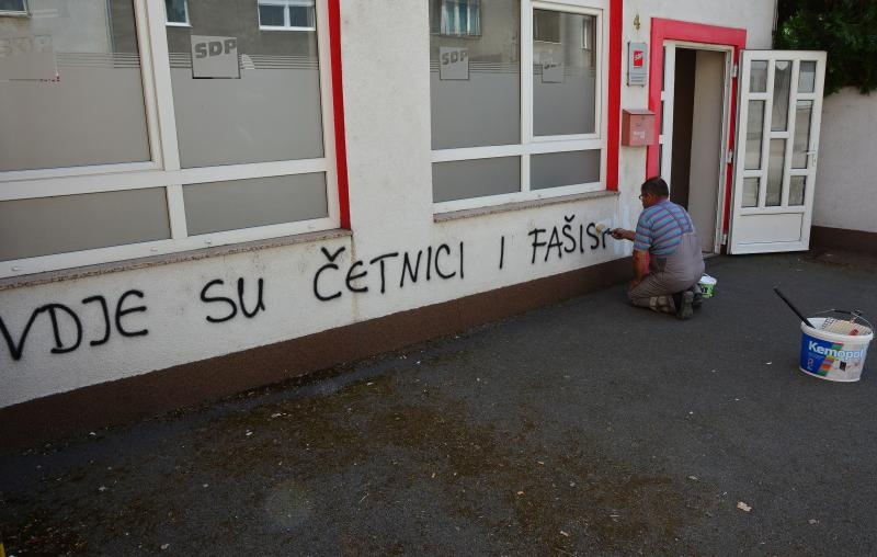 Na zgradi sjedišta slavonskobrodskoga SDP-a danas je svanuo grafit “Ovdje su četnici i fašisti!”, napisan crnim sprejem. Zgradom, koja je u vlasništvu Grada Slavonskoga Broda, koristi se samo SDP. Očevid je obavila policija; foto: Ivica Galovic/PIXSELL