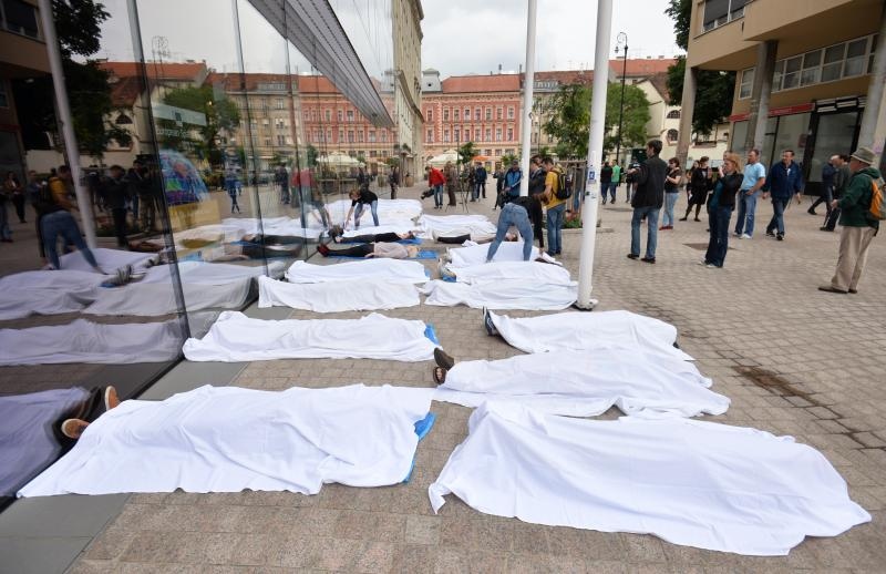 Performansom kojim su simbolički prikazana “mrtva tijela” poginulih osoba, javnim čitanjem proglasa i popisa osoba koje su izgubile život u Sredozemnom moru, čiji je broj od početka 2015. narastao na 2000, te dijeljenjem informativnih letaka, u subotu je obilježen Svjetski dan izbjeglica na Europskom trgu u Zagrebu gdje su organizatori akcije apelirali na veću solidarnost prema izbjeglicama, ali i kritički stav prema graničnom režimu i migracijskoj politici EU.