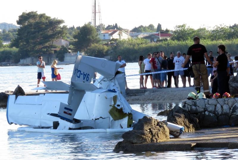 Kaštel Štafilić - U blizini plaže u more se srušio sportski zrakoplov. Jedna je osoba poginula dok je jedna osoba ozlijeđena. U blizini pada zrakoplova nalazi se plaža puna kupača no nasreću nitko nije stradao