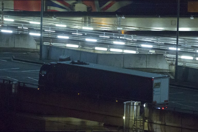 Dvojica imigranata na krovu kamiona pokušavaju ući kroz Eurotunnel u Veliku Britaniju