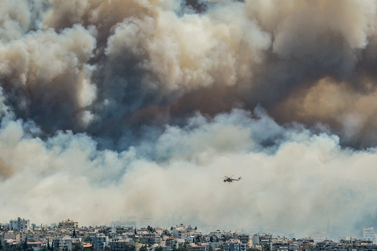 Gusti dim nadvio se nad Atenom koju je zahvatio veliki požar