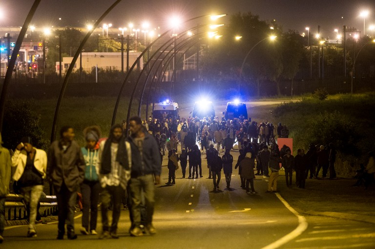 Jača kriza s imigrantima u Calaisu, pomoć je obećao i britanski premijer David Cameron, ali i najavio da će na imigrante pustiti pse; u tijeku je i štrajk u calaiskoj luci, na čijem prilazu štrajkaši pale gume. Foto: AFP 