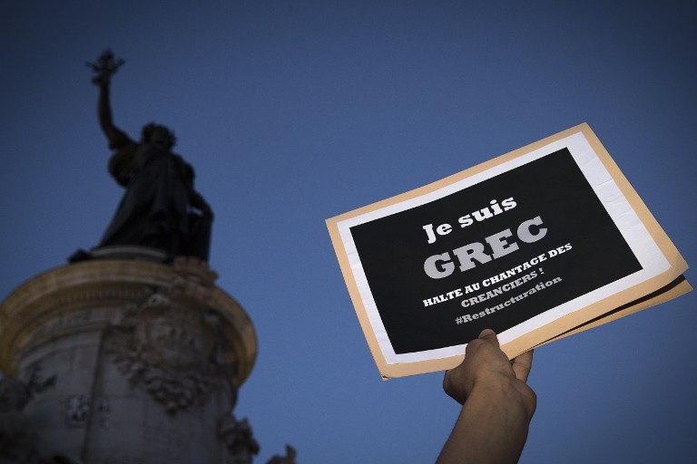 Prosvjednik u Francuskoj drži transparent 'I ja sam Grk, zaustavite ucjenu vjerovnika'