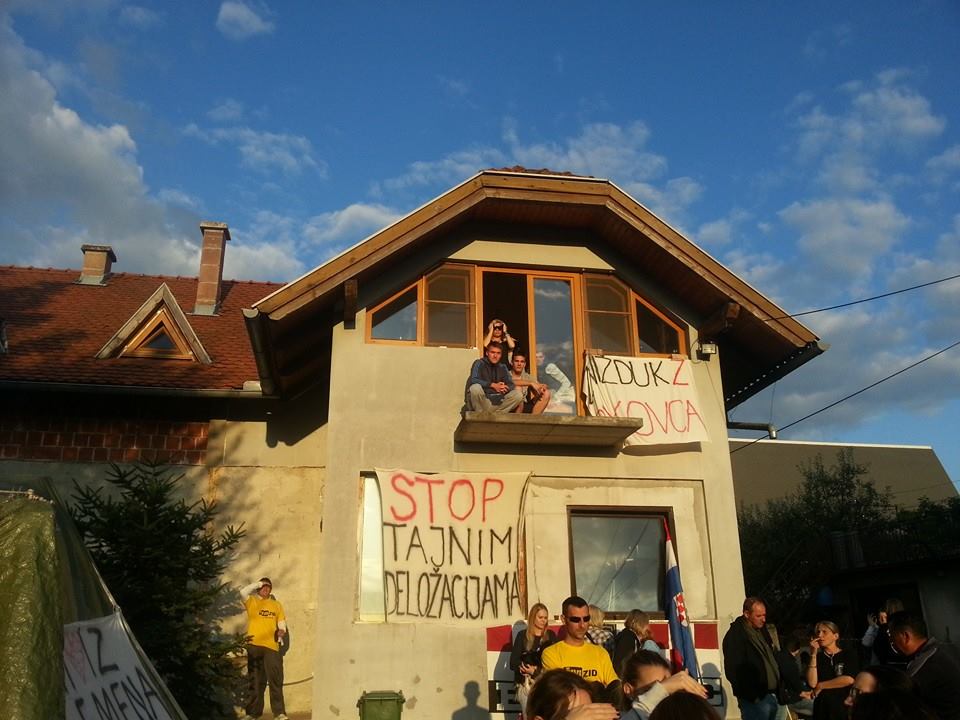 Aktivisti okupljeni oko kuće obitelji Cvjetković
