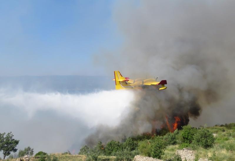 Veliki požar buknuo je sinoć na području Omiša – između Lokve Rogoznice i Mimica. Vatrogasci brane kuće, a gašenje otežava jaka bura. 