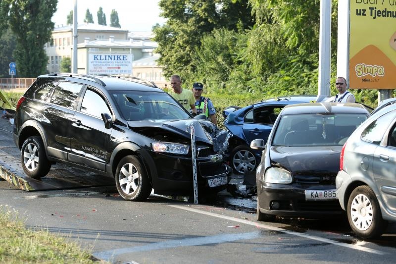  Na Heinzelovoj ulici blizu krizanja s Vukovarskom dogodila se prometna nesreca u kojoj je sudjelovalo vise automobila. Ocevid je u tijeku.
