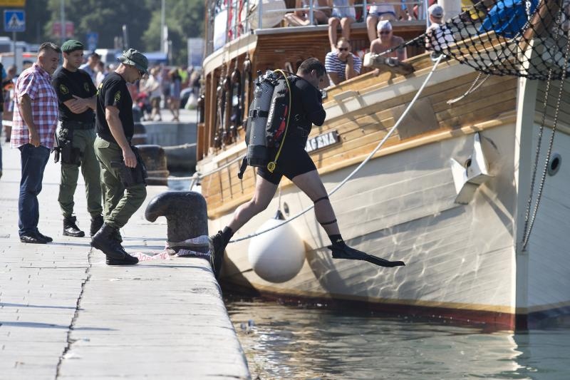 Policijski ronioci izvlače tijelo mladića koji se utopio u moru u splitskoj luci nedaleko od Lučke kapetanije. 