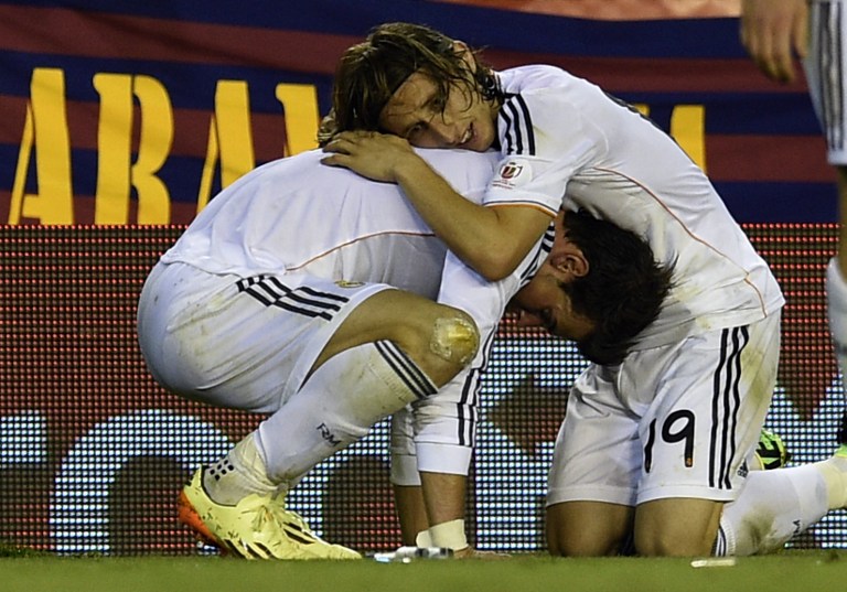 Real Madrid's Welsh forward Gareth Bale (L) celebrates with Real Madrid's Croatian midfielder Luka Modric after scoring during the Spanish Copa del Rey (King's Cup) final "Clasico" football match FC Barcelona vs Real Madrid CF at the Mestalla stadium in Valencia on April 16, 2014. AFP PHOTO/ LLUIS GENE