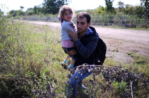 Nakon što su uspjeli provući se kroz bodljikavu žicu, članovi obitelji izbjeglica uhićeni su od strane mađarskih vlastii