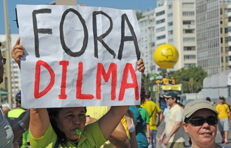 Više desetaka tisuća ljudi prosvjedovalo je u nedjelju širom Brazila tražeći opoziv brazilske predsjednice Dilme Rousseff koju smatraju odgovornom za velik korupcijski skandal i gospodarsku krizu.
