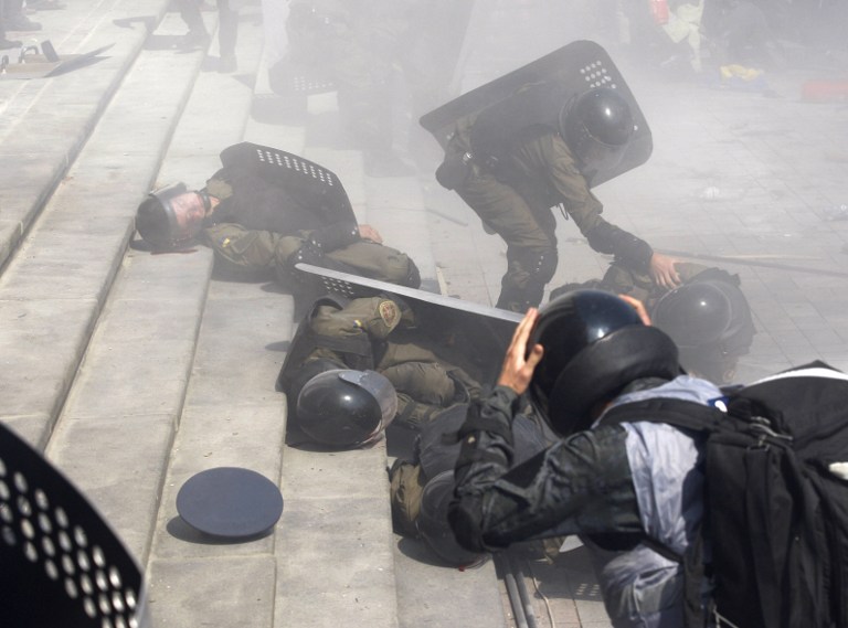 Ispred parlamenta Ukrajine danas je odjeknula snažna eksplozija. Ozlijeđeno je najmanje 50 pripadnika ukrajinske nacionalne garde i nekoliko prosvjednika koji su ondje protestirali protiv uvođenja reformi kojima se daje veća autonomija pobunjenicima na istoku zemlje. 