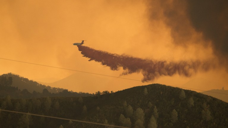 Tisuće vatrogasaca bori se s požarima u sjevernoj Kaliforniji, gdje visoke temperature i suša otežavaju gašenje