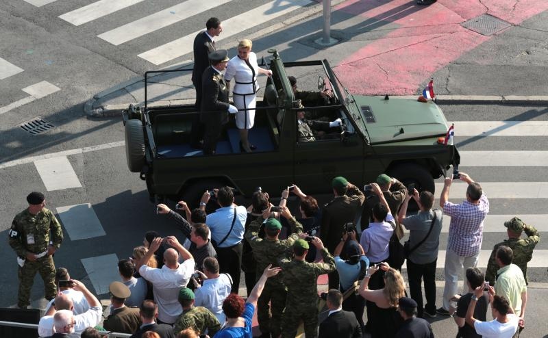 Vozilo s predsjednicom Grabar Kitarović, ministrom obrane Kotromanovićem i generalom Lovrićem ušlo je u Vukovarsku aveniju i prolazi kraj postrojenih postrojbi koje redom uglas pozdravljaju.