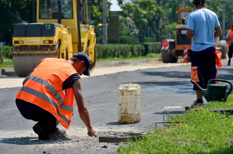 Gradonačelnik Milan Bandić obišao je radove na Aveniji Marina Držića. Radnici asfaltiraju cestu koja je oštećena nakon vojnog mimohoda.