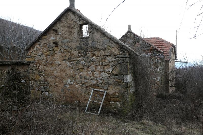 16.02.2015., Grubori - Napusteno selo Grubori, u okolici Knina, cesto se spominje u kontekstu ratnoga zlocina u RH. Photo: Dusko Jaramaz/PIXSELL