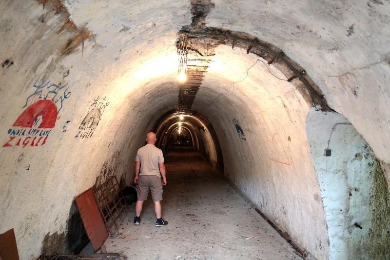 Radnici su danas poceli radove na uredjenju tunela Gric koji spaja Mesnicku i Radicevu ulicu. Prema najavama gradonacelnika Bandica tunel bi trebao dobiti turisticku funkciju. 